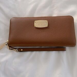 Michael Kors JET SET TRAVEL Zippy Wallet Wristlet with Gold logo, Cognac color.